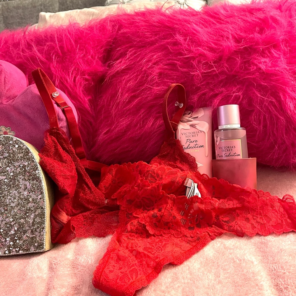 Victoria’s Secret Red hot set. Lace bandeau and panties. XL